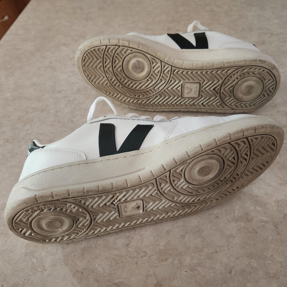 Veja V-10 Sneakers - Picture 10 of 10
